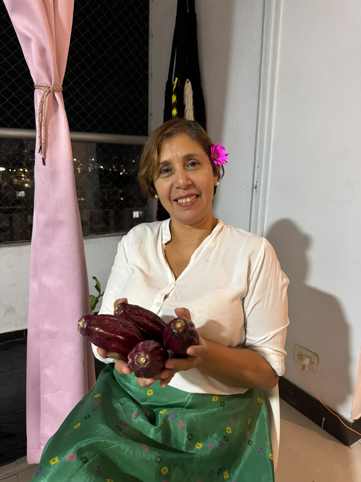 Amira Ayan sosteniendo frutos de cacao