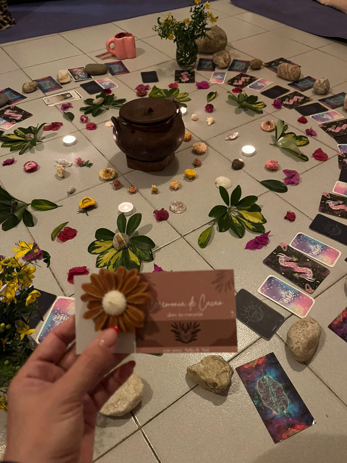 Detalle del altar de cacao con flores, piedras y velas