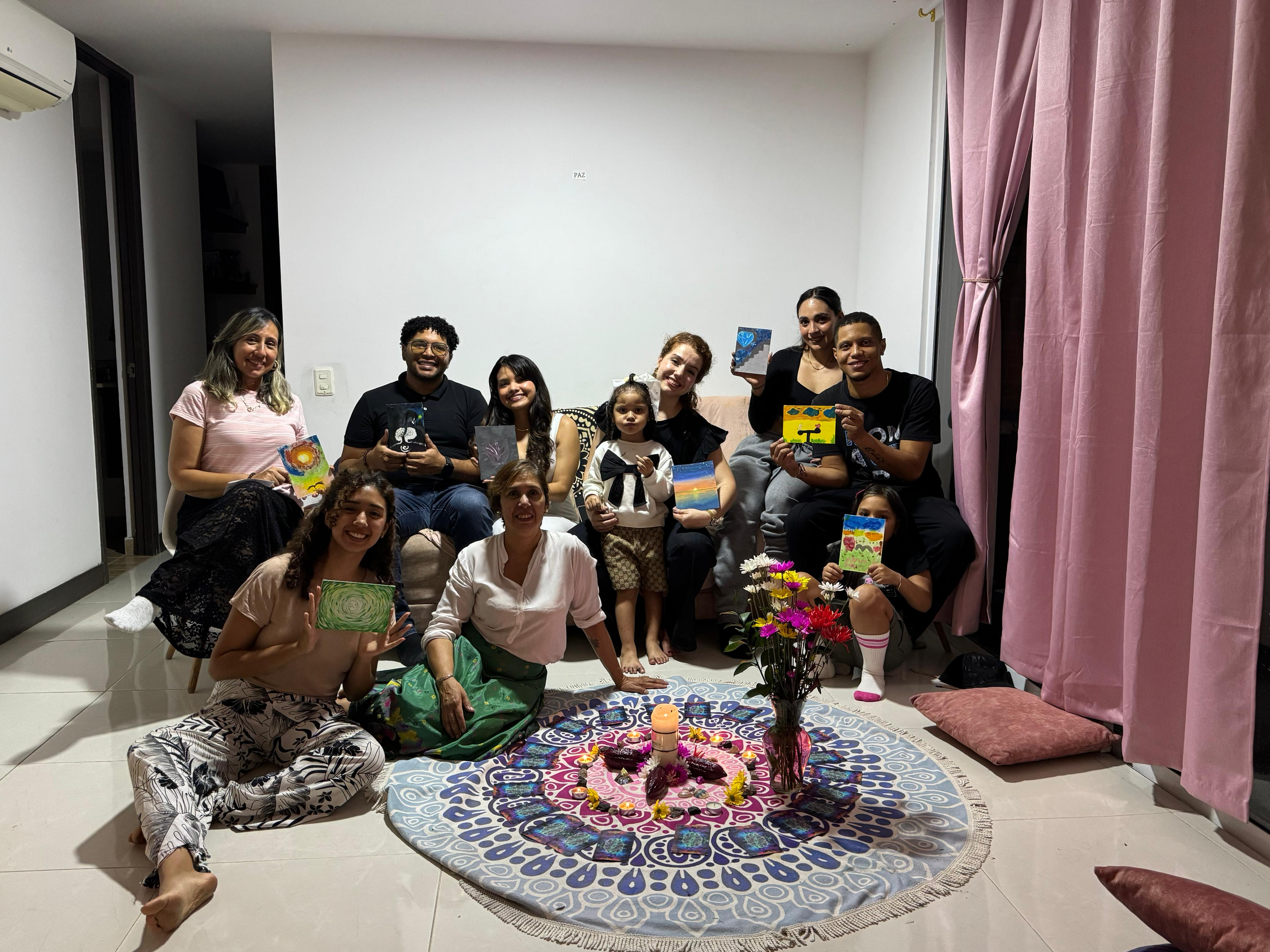 Amira y participantes compartiendo sus creaciones durante el encuentro