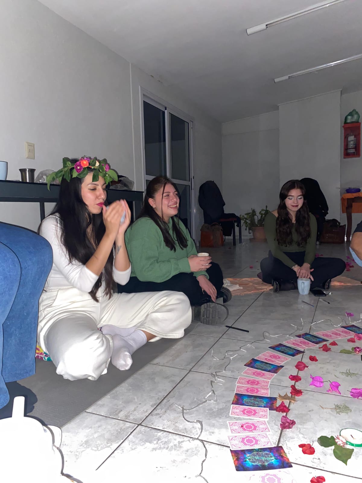 Participantes compartiendo una ceremonia de cumpleaños junto al altar