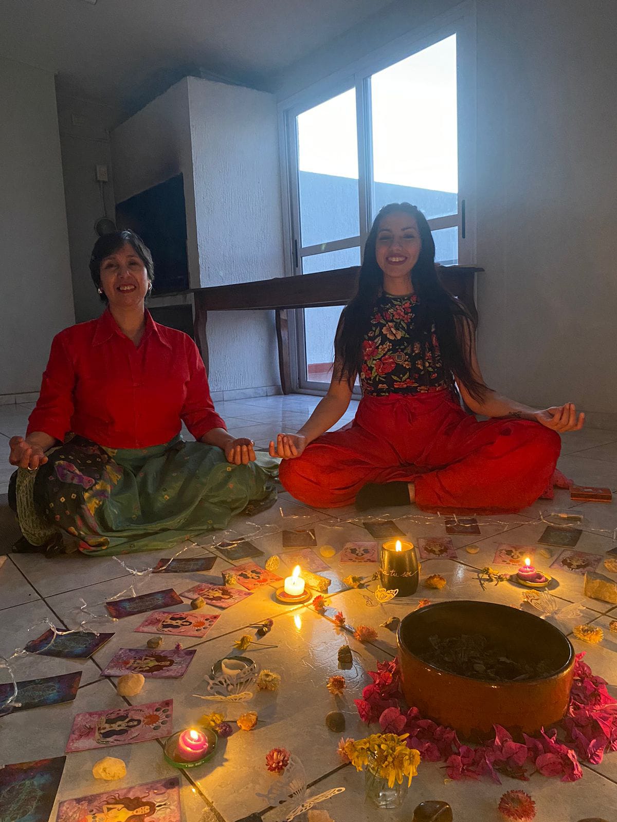 Amira y una participante junto al altar de una ceremonia