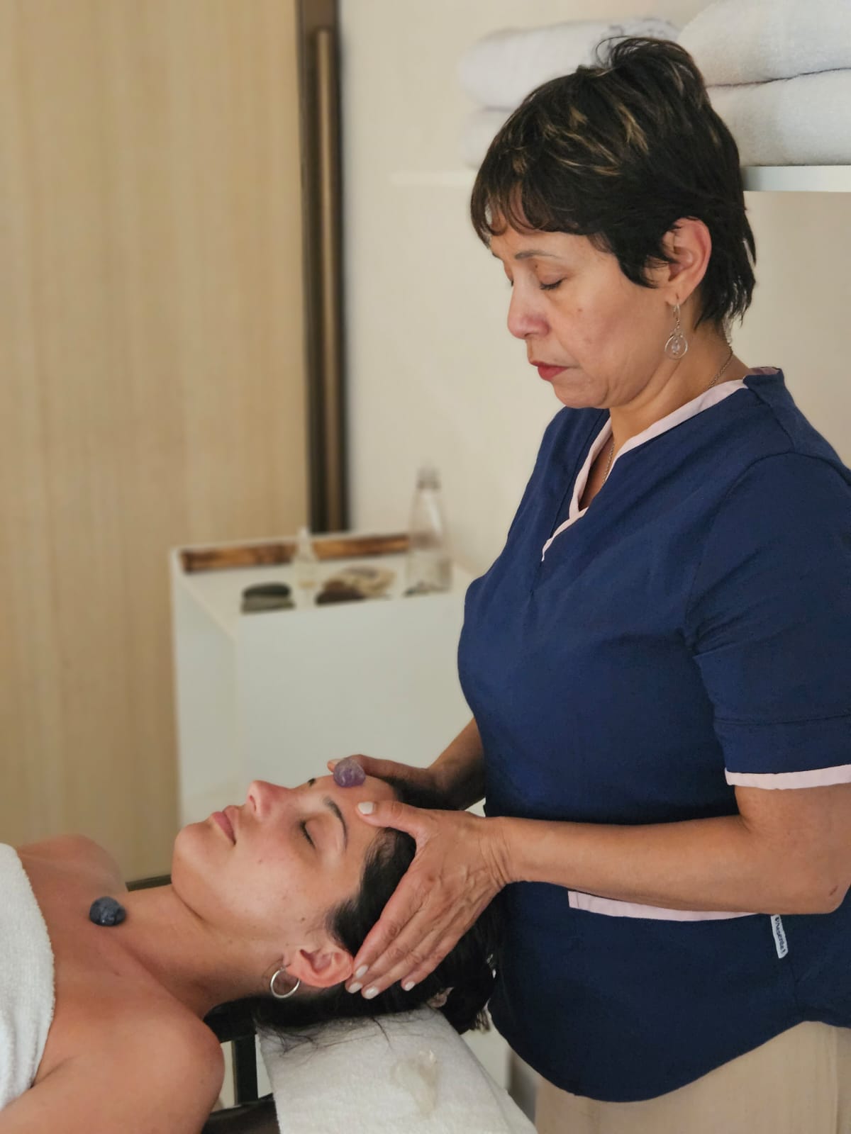 Amira durante una sesión de Reiki